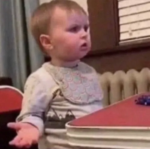 Meme chế nhóc đáng yêu chơi đùa trong nôi