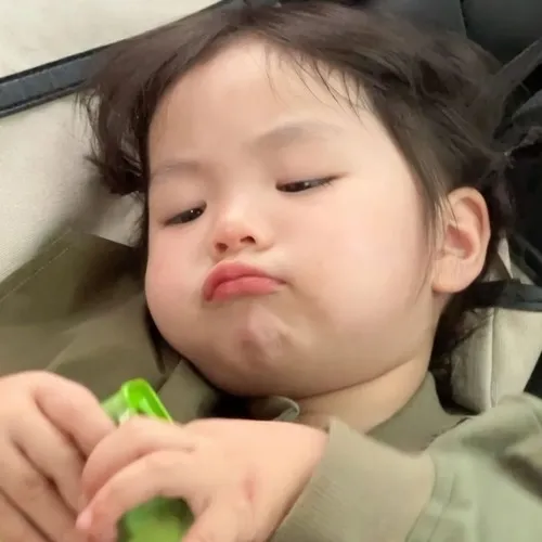 Ảnh chế thiên thần nhỏ nằm ngủ say trên chăn