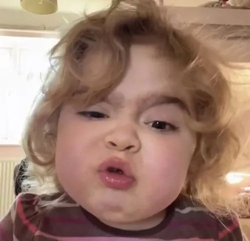 Meme vui em bé với tóc tơ bay trong gió