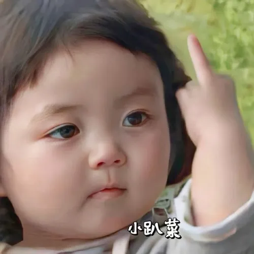 Meme vui nhóc tì giơ tay đòi bế lên cao