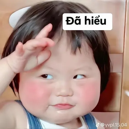 Meme hài em bé vẫy tay chào trước ống kính