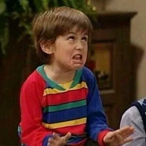 Ảnh vui nhóc tì nghiêng đầu lắng nghe người nói