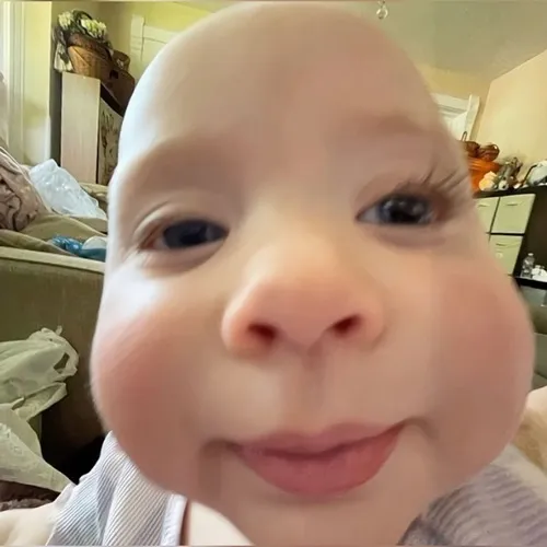 Ảnh vui em bé thè lưỡi tinh nghịch nhìn camera