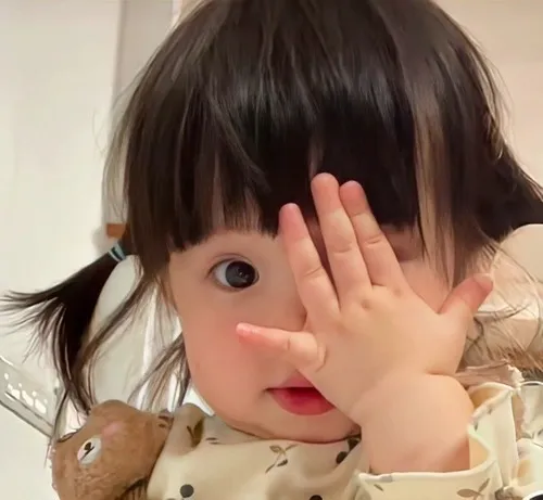 Hình chế em bé liếc nhẹ giữa nắng chiều ấm áp