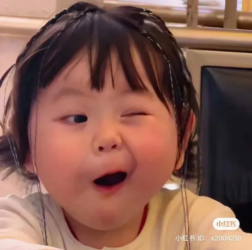 Meme hài bé con cười rạng rỡ khi nghe nhạc