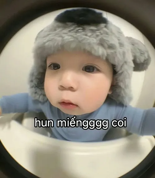 Hình meme hài bé yêu cười nhăn mặt cực lém