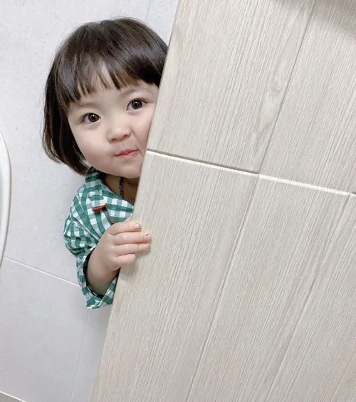 Meme vui nhóc Hàn khoe gương mặt sáng như mặt trời.