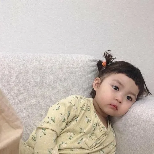 Hình troll cục cưng Hàn giả vờ buồn rồi bật cười.