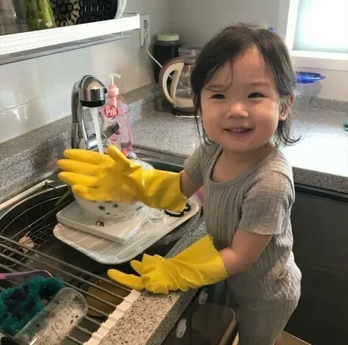 Meme đáng yêu bé Hàn chạy tới ôm cha mẹ.