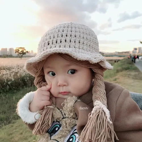 Meme vui bé con Hàn hắt hơi rồi bật cười.