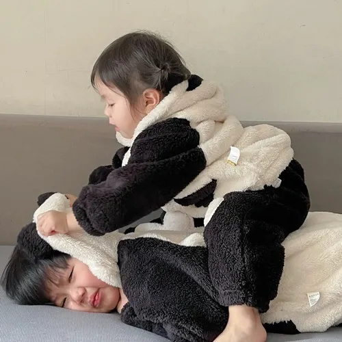 Ảnh troll bé Hàn cúi đầu lí nhí chào fan.