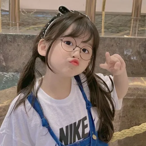 Ảnh vui nhóc Hàn bị trêu nên phồng má.