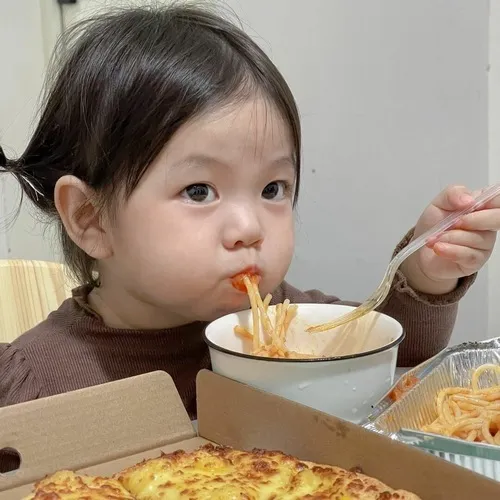 Meme chế nhóc Hàn hồn nhiên nhìn trời.