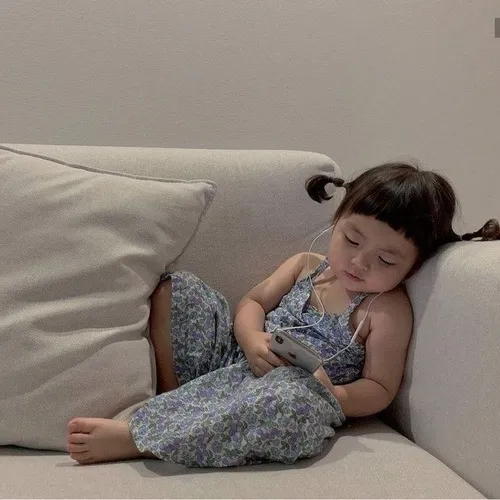 Meme hài nhóc Hàn cười phá lên giữa buổi ghi hình.