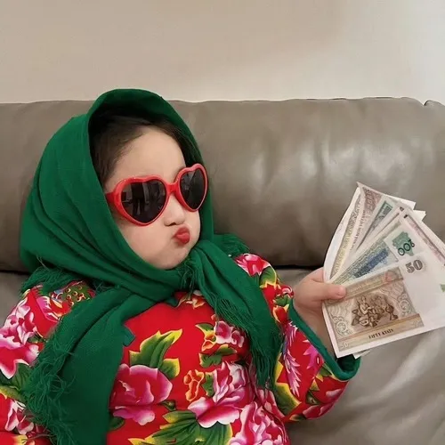 Hình meme vui bé con Hàn nhún nhảy theo nhạc.