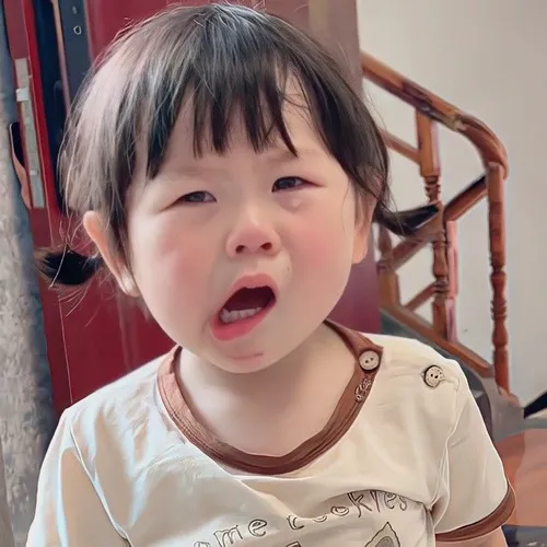 Hình chế meme vui bé Hàn giật mình vì âm thanh.