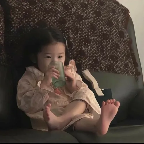 Ảnh troll bé Hàn mím môi suy nghĩ cực đáng yêu.