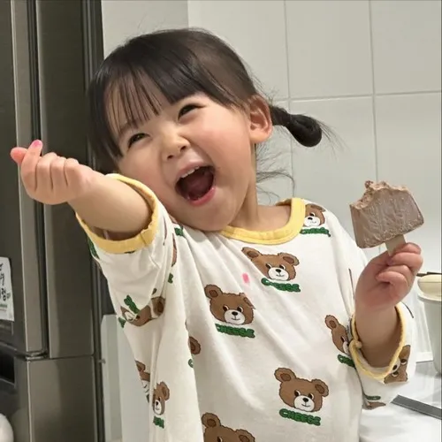 Meme hài nhóc Hàn dỗi nhẹ trước ống kính.