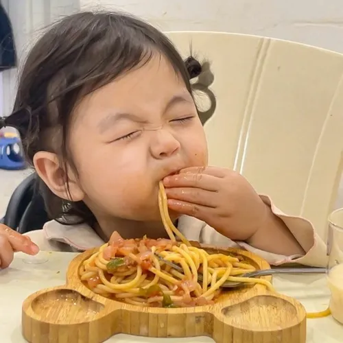 Ảnh chế bé Hàn cười tươi giữa vườn hoa.