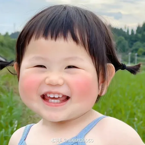 Hình chế nhóc Hàn cười mím môi cực đáng yêu.