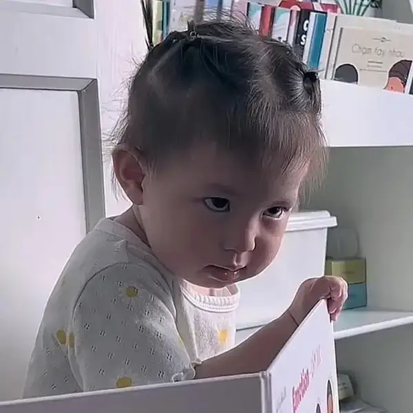 Hình chế em bé lườm trông hung dữ