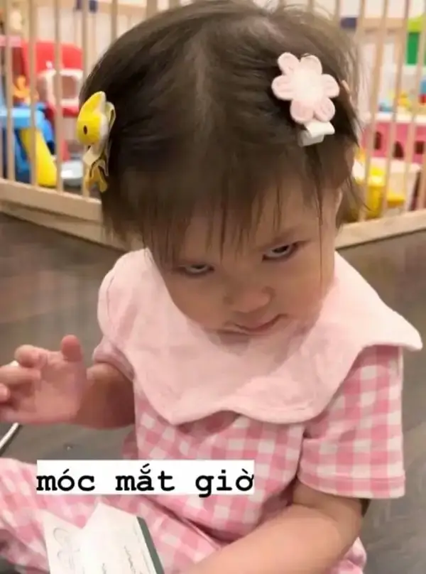 Meme hài em bé liếc ánh mắt sắc lẹm đe dọa