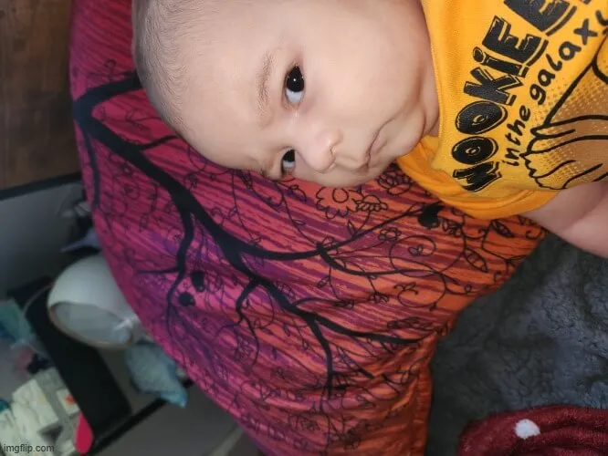 Meme em bé lườm gương mặt phụng phịu dễ thương