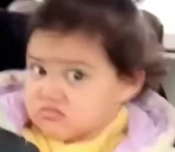Meme em bé liếc trông ngờ vực hài hước
