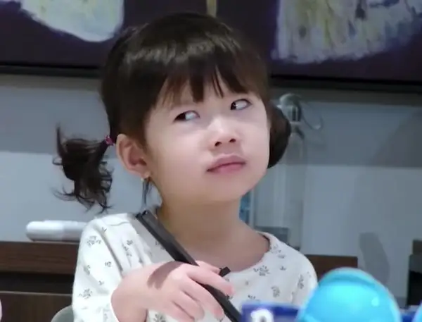 Meme hài em bé lườm khuôn mặt cáu kỉnh