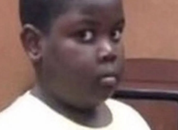 Hình chế bé trai da đen lườm nét mặt bí hiểm