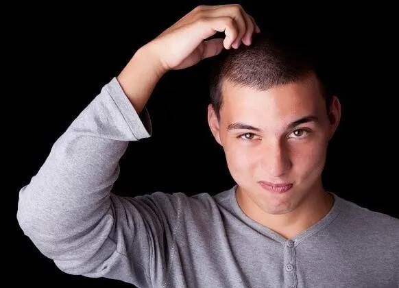 41 Meme hài khuôn mặt mắc cỡ đỏ bừng gãi gáy nhẹ