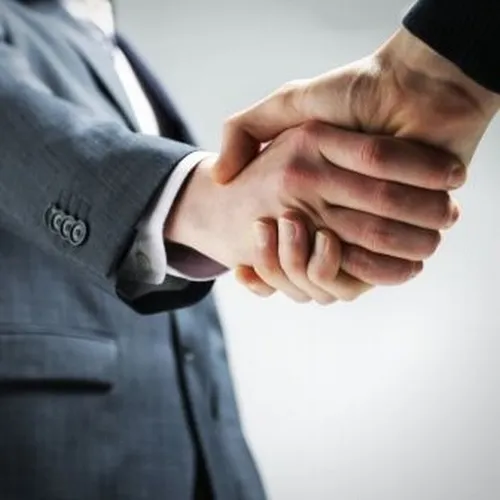 15 Meme chế bắt tay gượng thể hiện cảm xúc thật bị che giấu.