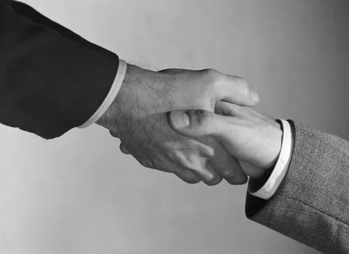 13 Hình meme hài mô tả cái bắt tay xã giao đầy trào phúng.