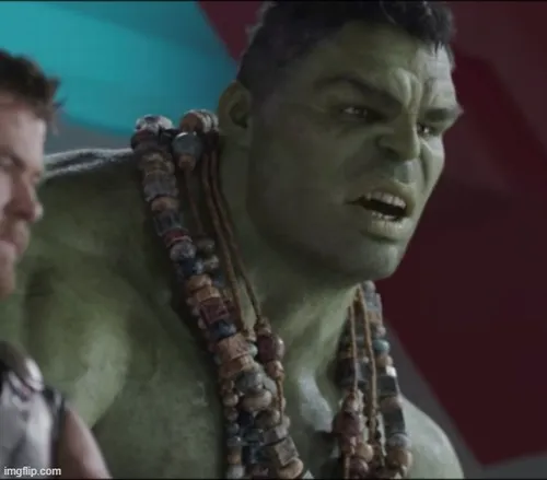 Ảnh chế khuôn mặt ngẩn ngơ của mèo trắng siêu đáng yêu