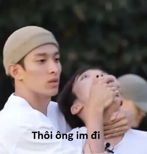 Ảnh meme vui môi mím chặt trong không khí ồn ào