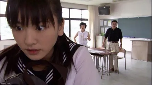 Ảnh chế thót tim dùng màu tương phản mạnh để tăng hiệu ứng rợn