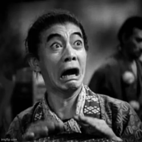 Meme hoảng hốt với ánh mắt tròn xoe phản chiếu nỗi sợ