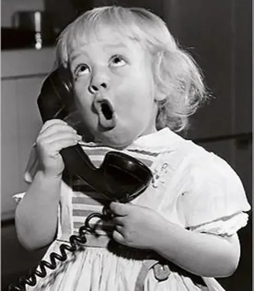 Ảnh vui netizen hóng drama bằng ly trà sữa đặc trưng