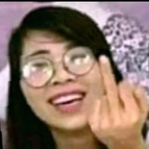 1 Meme cô gái giơ ngón tay giữa tỏ ý khinh bỉ
