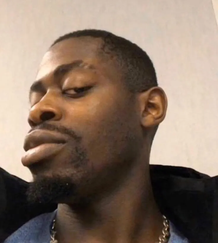 Ảnh troll liếc xéo nửa miệng tạo cảm giác mỉa mai