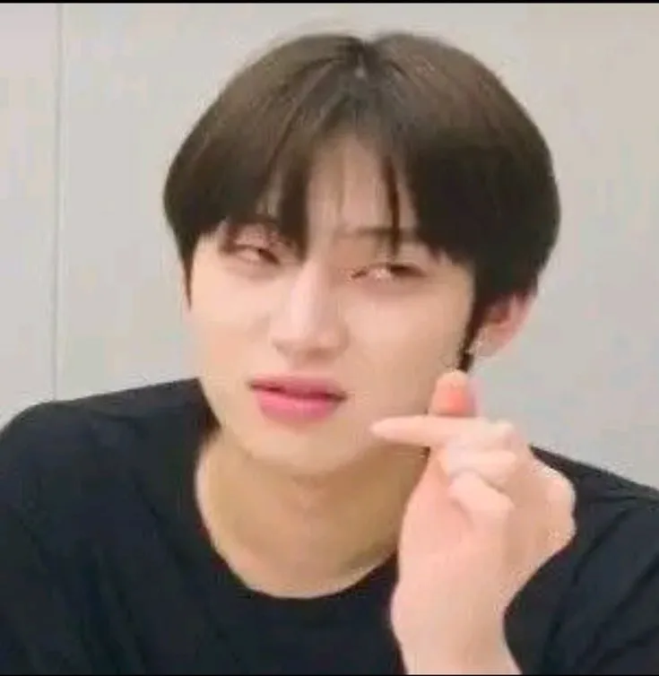 Meme chế khuôn mặt khinh khỉnh chuẩn dân TikTok