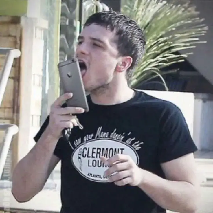 Ảnh meme liếm điện thoại khuôn mặt khao khát