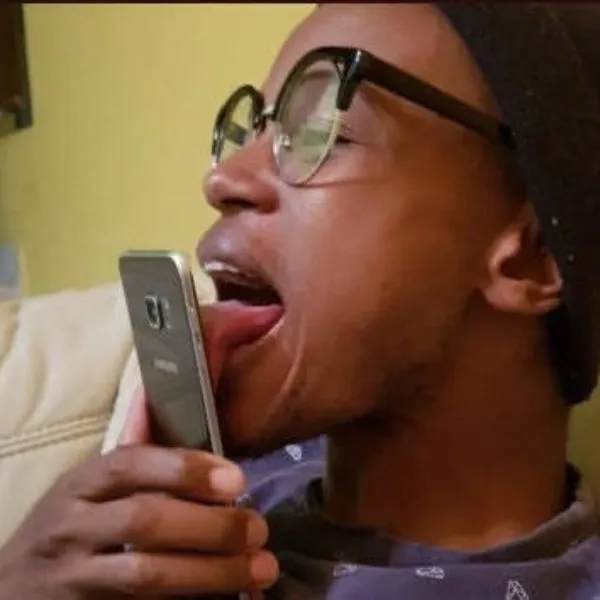 Meme anh da đen lè lưỡi liếm điện thoại