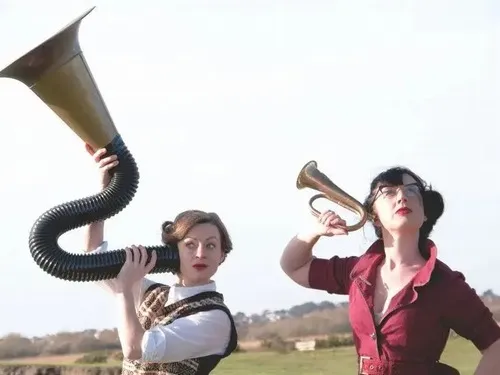 Ảnh meme vui mô tả dân hóng group kín đang có biến