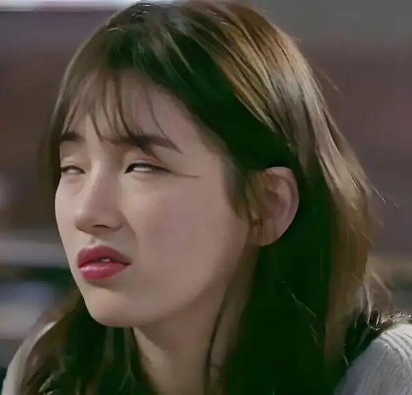 Hình meme vui ánh mắt khinh khỉnh trong tình huống drama