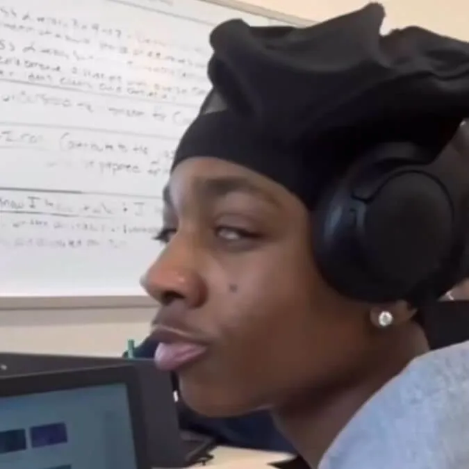 Meme hài lườm lạnh vai thể hiện thái độ thờ ơ