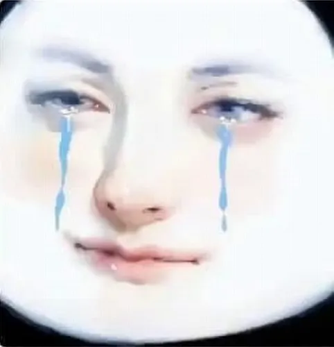 Meme chế khuôn mặt ngây thơ nhìn lên cầu xin tha thứ cực đáng yêu