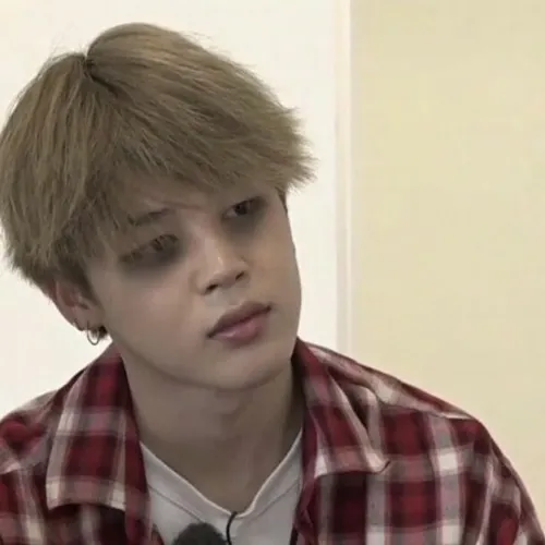 Meme dân IT với ánh mắt thẫn thờ vì deadline dí