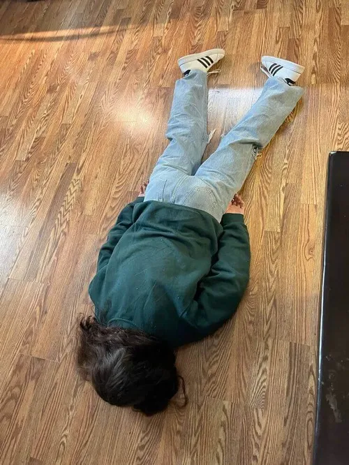 Ảnh vui khuôn mặt đơ thể hiện kiệt sức rõ nét