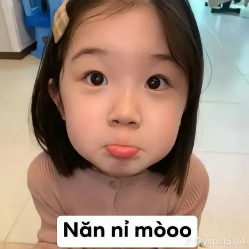 Meme hài khuôn mặt cúi đầu, đôi tay chắp lại cầu xin tha thứ. Meme hài khuôn mặt cúi đầu, đôi tay chắp lại cầu xin tha thứ.